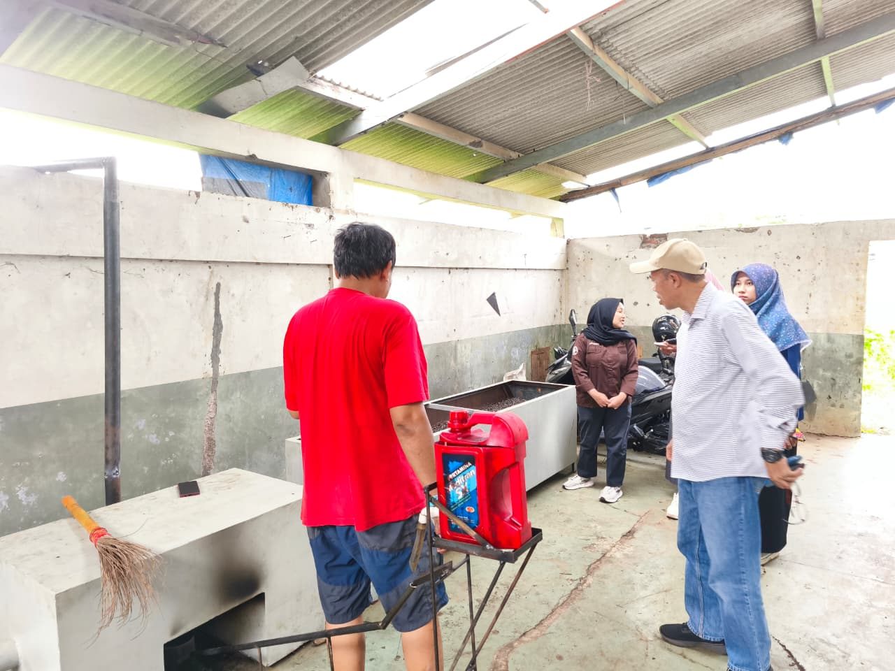 Tim IPB University meninjau produksi