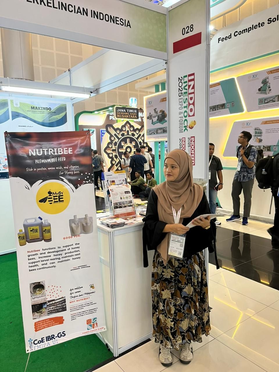 Pengunjung di booth pameran Livestock